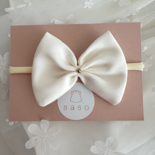 satynowa kokarda na opasce dla niemowlęcia