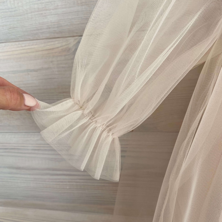 tiulowa sukienka nude